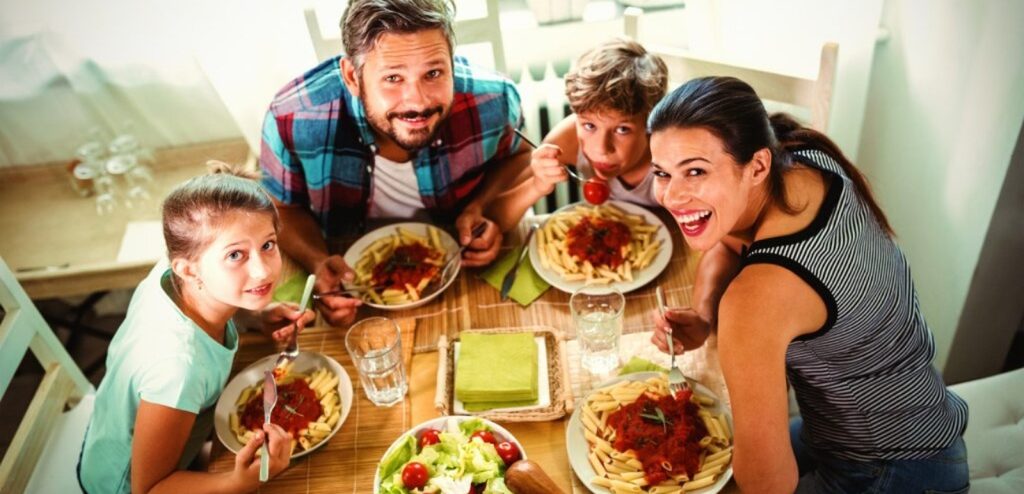 عائلة تتناول الطعام