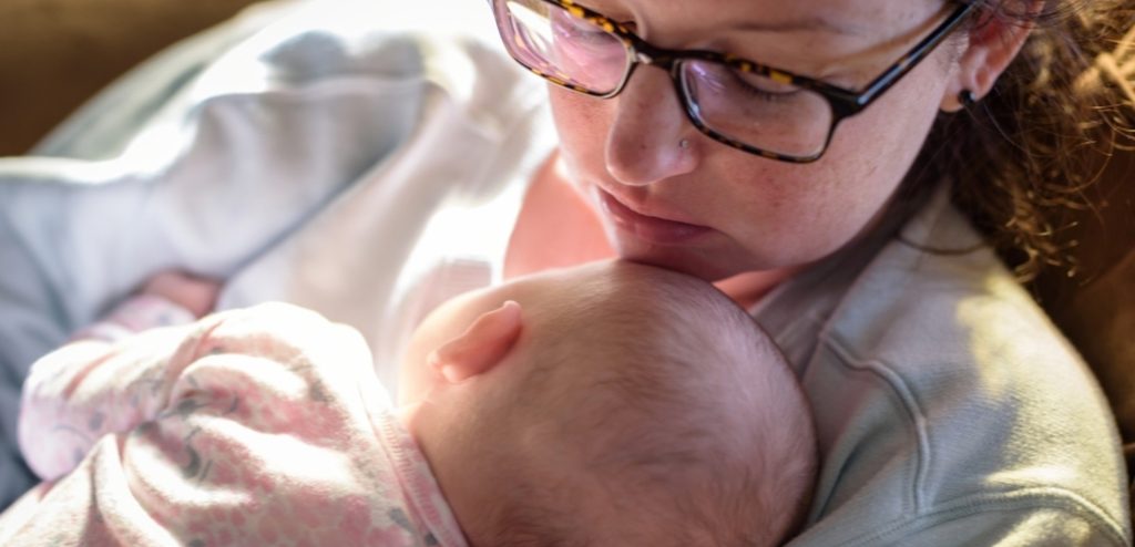 امرأة ترضع طفلها