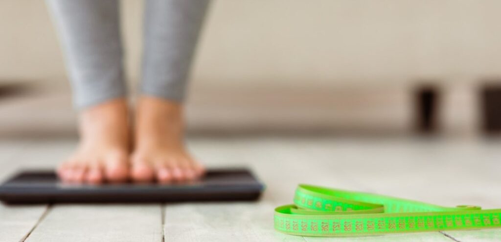 طفل يقف على الميزان