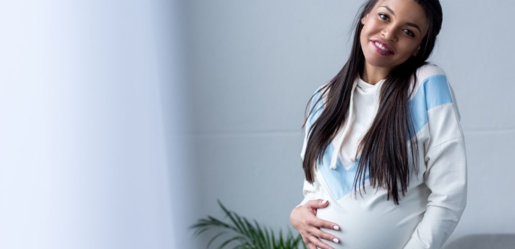 امرأة حامل سعيدة