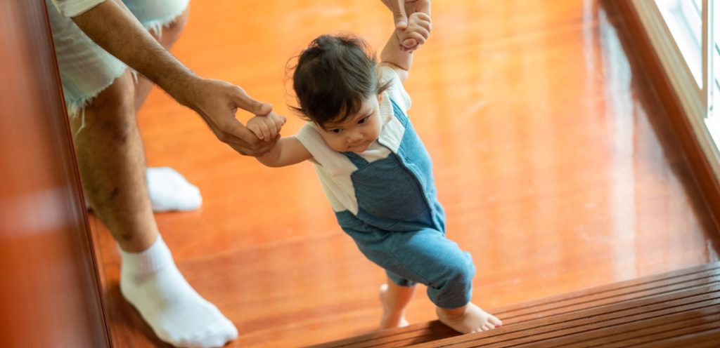 طفل يتعلّم المشي