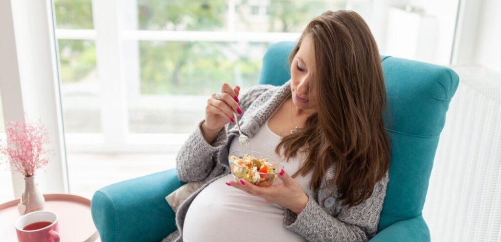 امرأة حامل تتناول الطعام