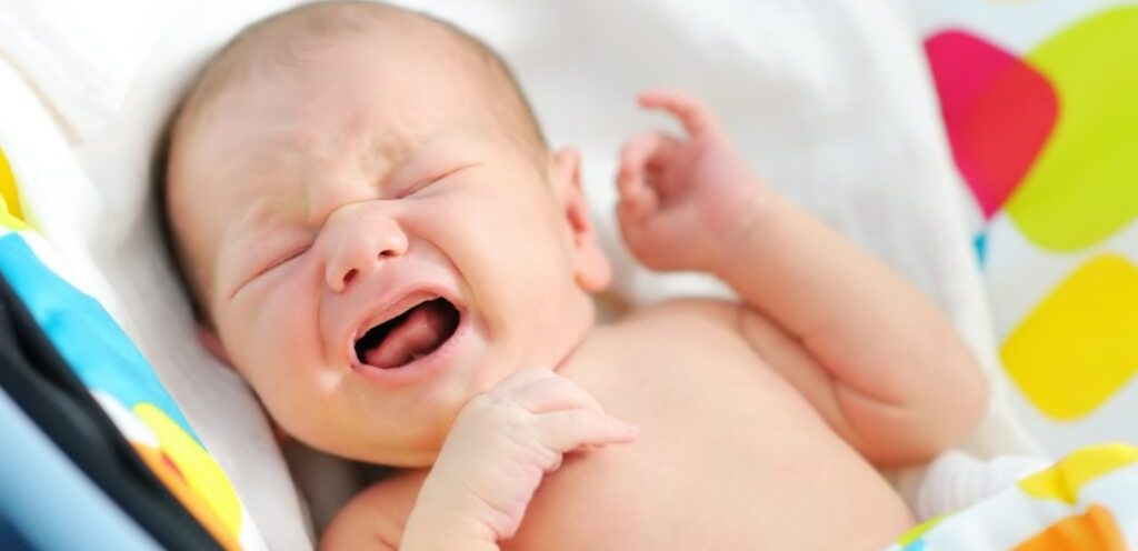 طفل رضيع يبكي