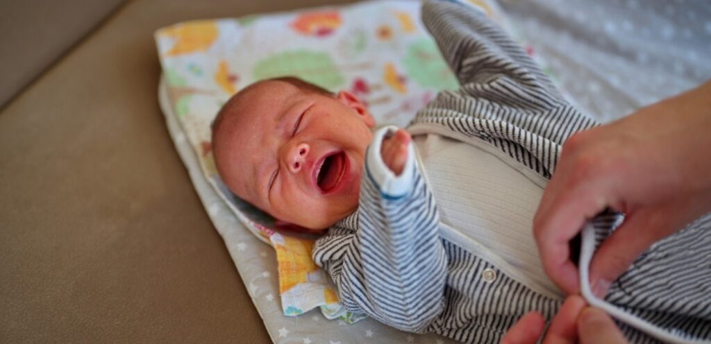 طفل رضيع يبكي