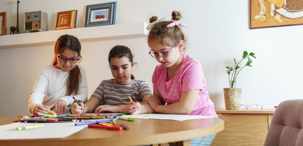 أطفال يلعبون في المنزل