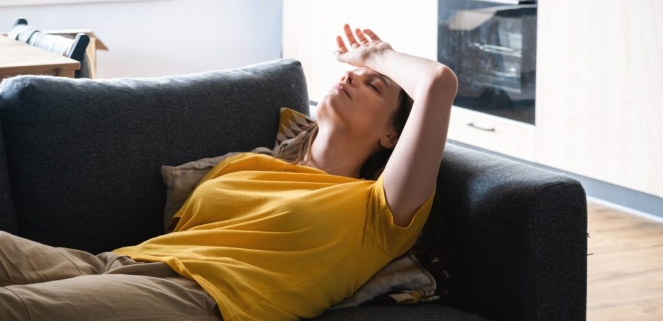 امرأة متعبة في المنزل