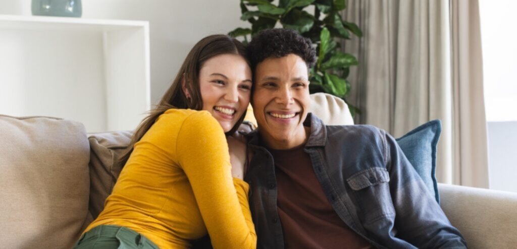 رجل وامرأة سعيدان