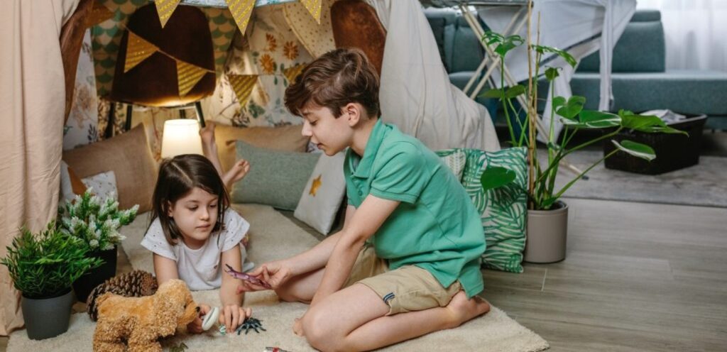 أطفال يلعبون في المنزل