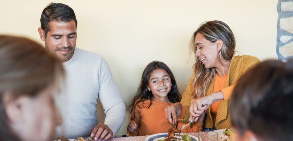 عائلة تتناول الطعام