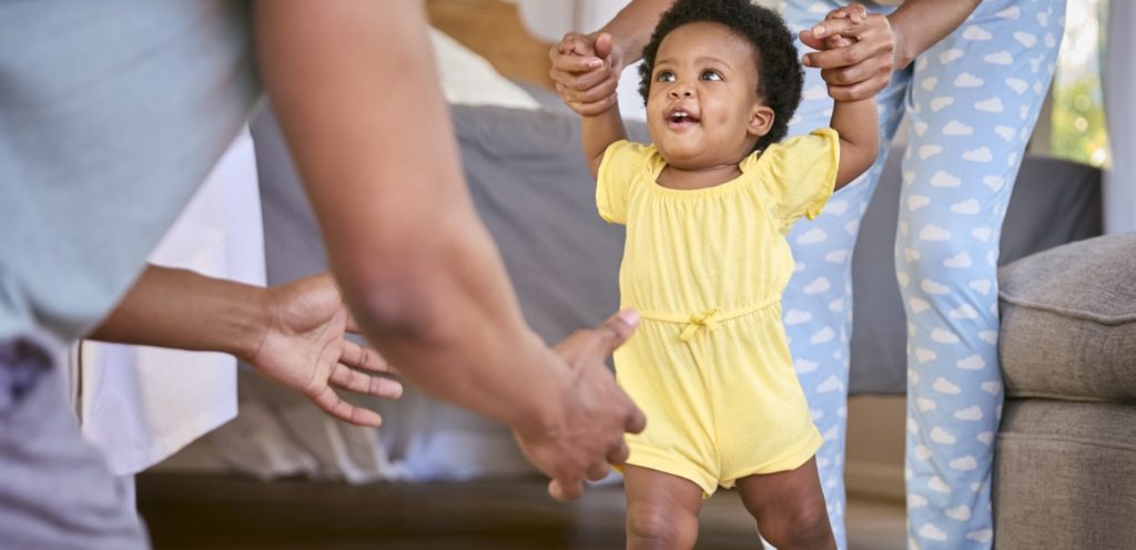 طفل يتعلّم المشي