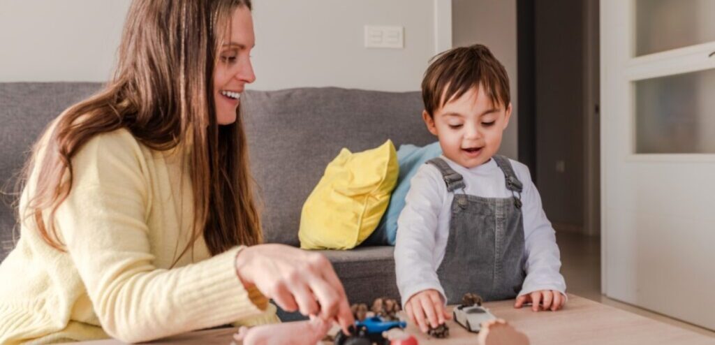 أم تلعب مع طفلها