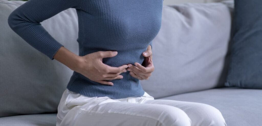 امرأة تعاني من آلام في البطن