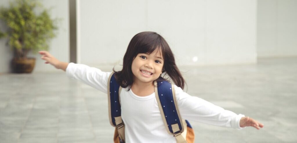 طفلة تذهب إلى المدرسة