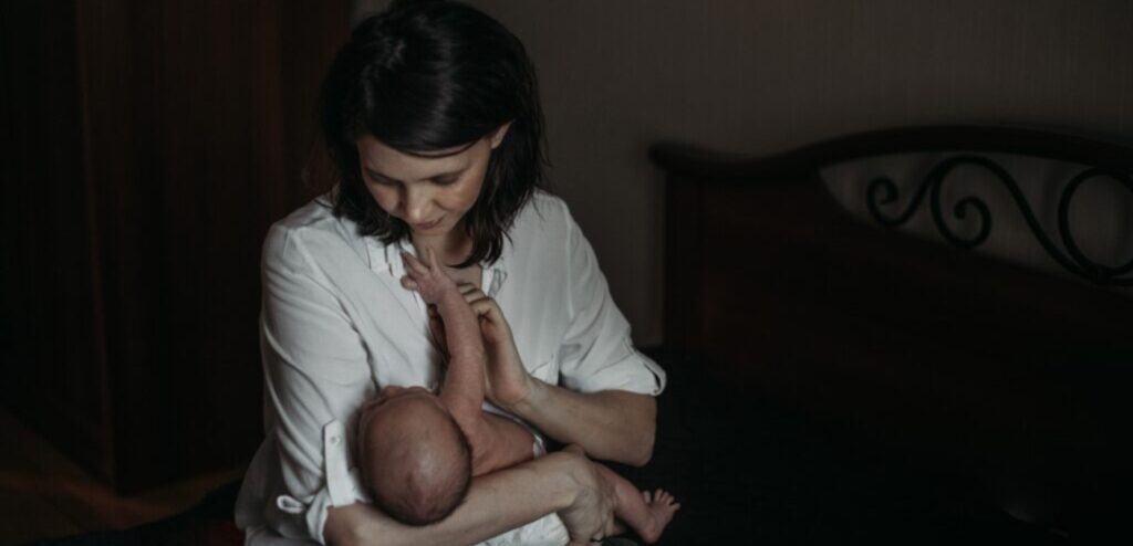 امرأة ترضع طفلها