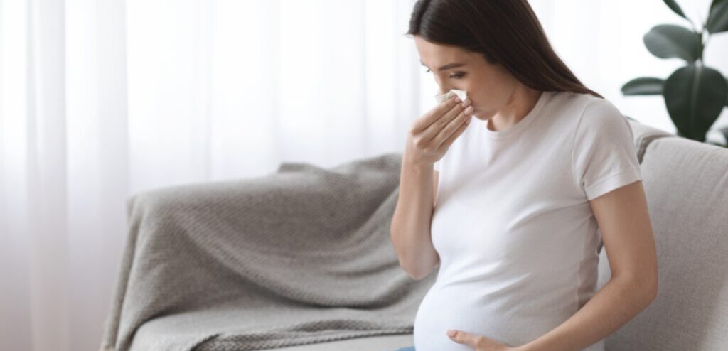 امرأة حامل تعاني من الزكام