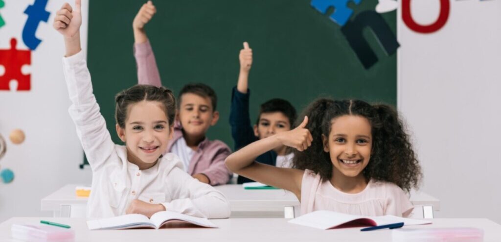 أطفال سعداء في المدرسة