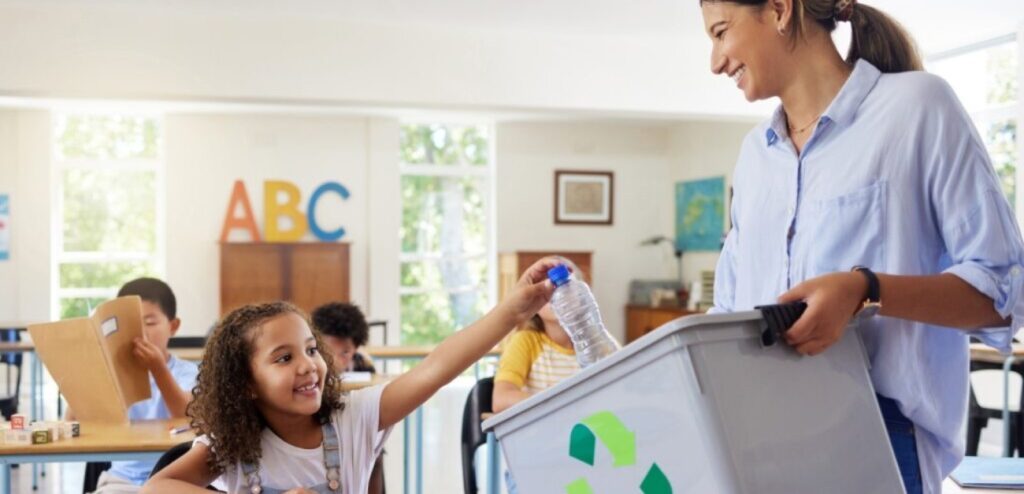 طفلة ترمي القمامة