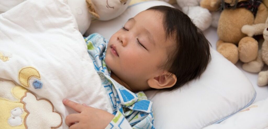 طفل نائم