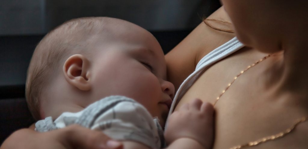 امرأة ترضع طفلها