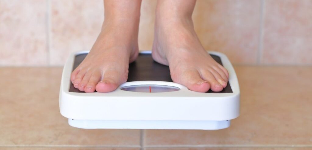 شخص يقف على الميزان