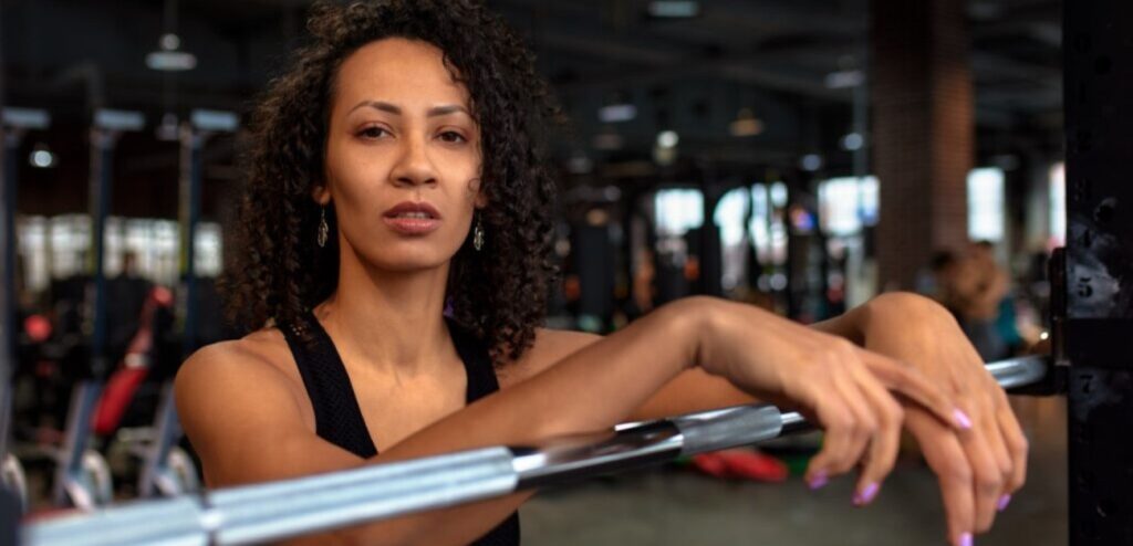 امرأة تمارس الرياضة