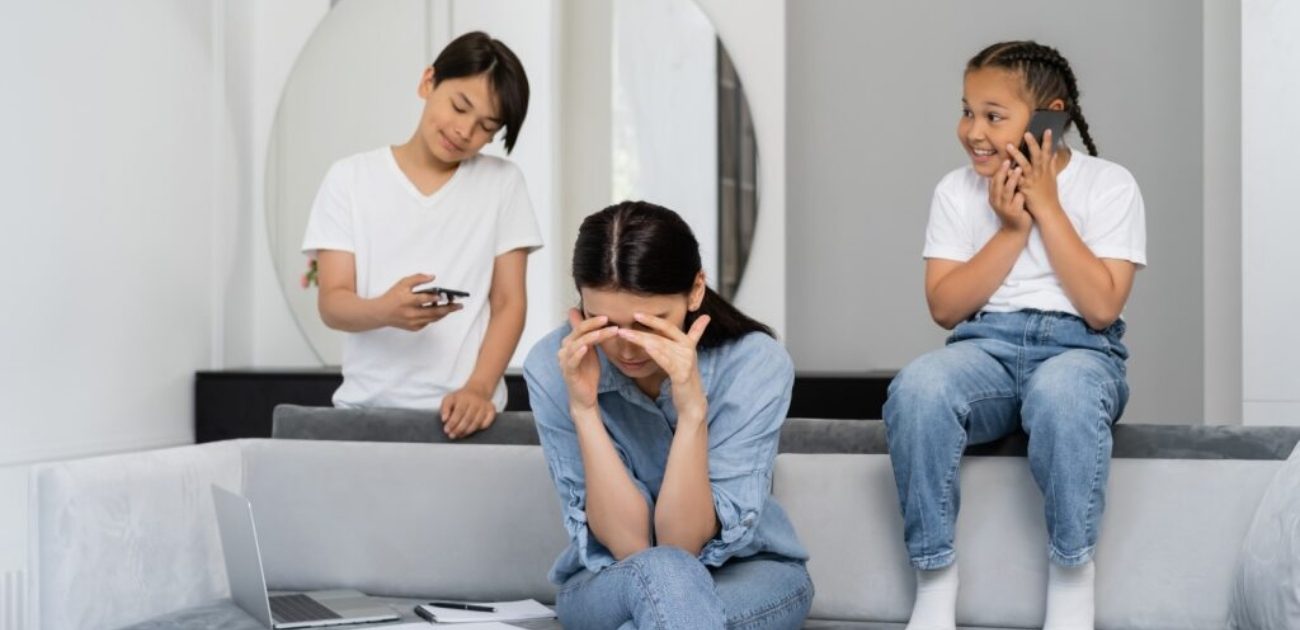أم متعبة وأطفالها حولها