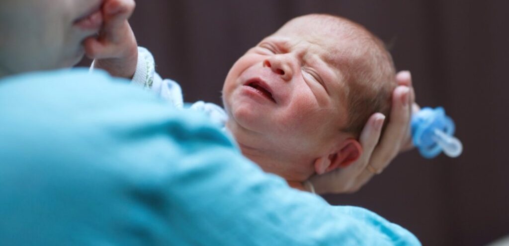 طفل رضيع يبكي