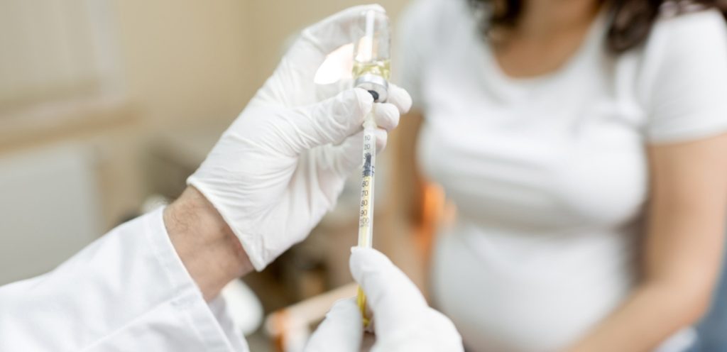 امرأة حامل تجري فحوصات