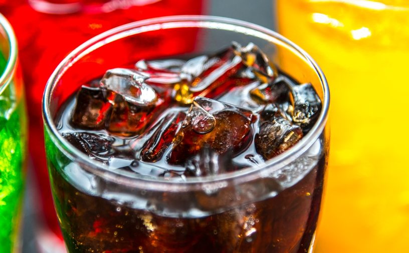 المشروبات الغازية تُهدّد العظام: الكالسيوم لا يجد طريقه إلى جسم الطفل!