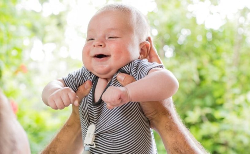 علامات ذكاء الطفل في الشهر الثالث