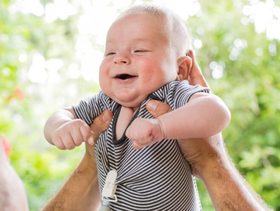 علامات ذكاء الطفل في الشهر الثالث