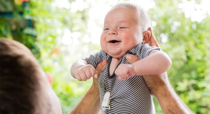 علامات ذكاء الطفل في الشهر الثالث