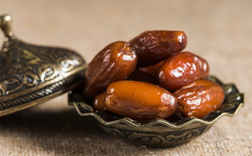 أطباء يكشفون: التمر يغني الحامل عن المكمّلات ويهيّئ الجسم للولادة