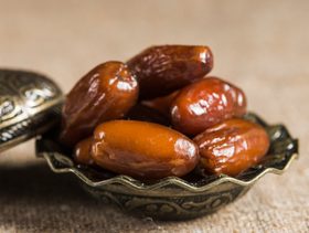 أطباء يكشفون: التمر يغني الحامل عن المكمّلات ويهيّئ الجسم للولادة