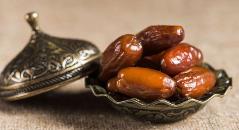 أطباء يكشفون: التمر يغني الحامل عن المكمّلات ويهيّئ الجسم للولادة
