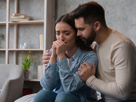 علامات حب الزوج لزوجته وقت الزعل