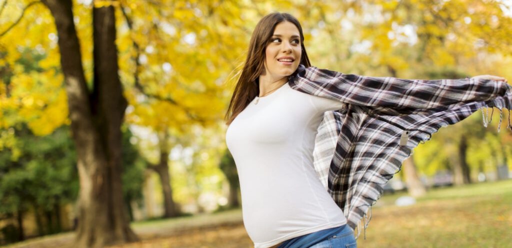 امرأة حامل سعيدة