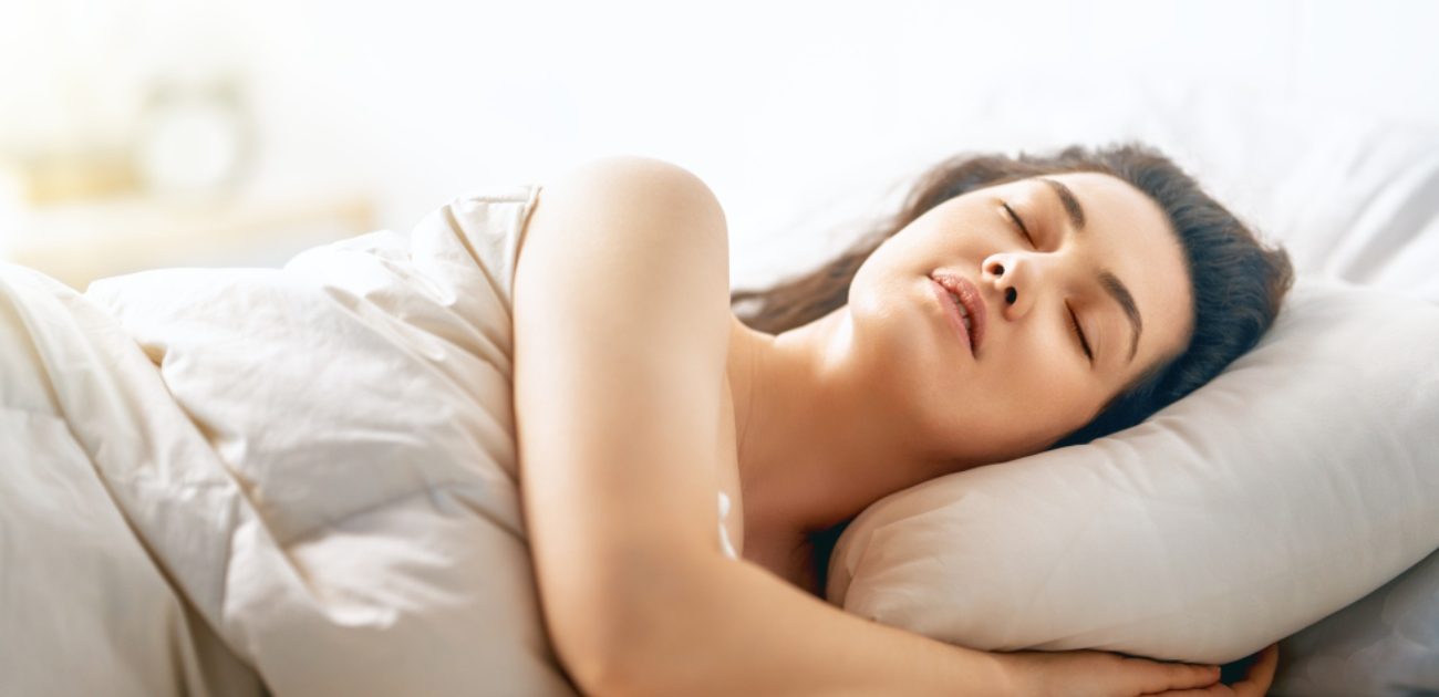 امرأة نائمة في السرير