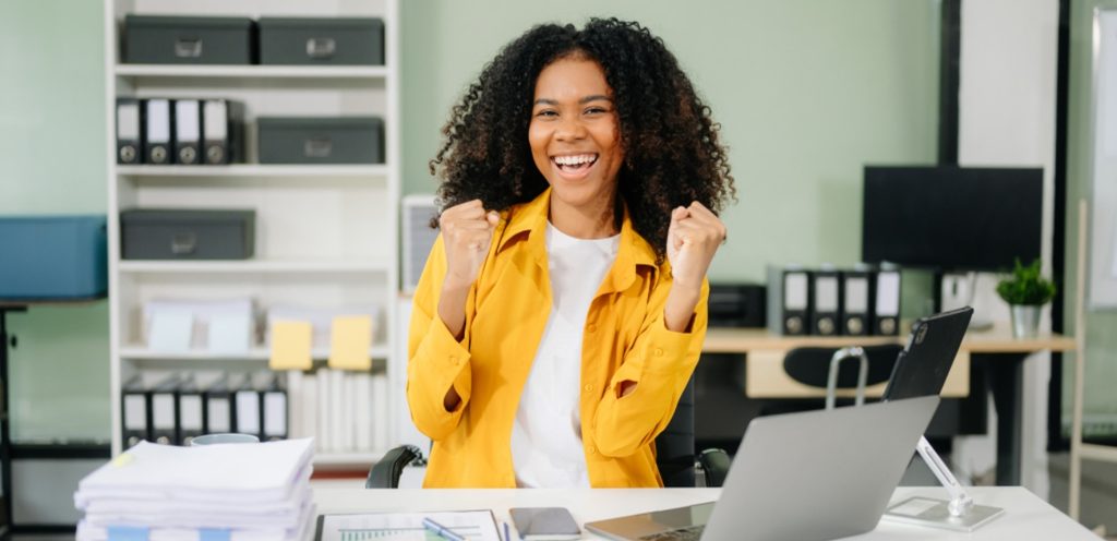 امرأة سعيدة في العمل
