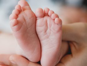 قدمي طفلكِ تنموان أسرع ممّا تتوقّعين.. اكتشفي المعدّل الحقيقي لتبديل الأحذية!