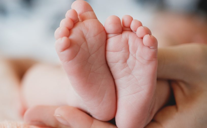 قدمي طفلكِ تنموان أسرع ممّا تتوقّعين.. اكتشفي المعدّل الحقيقي لتبديل الأحذية!