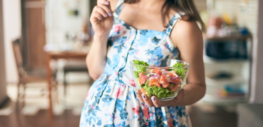 امرأة حامل تتناول الطعام