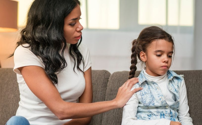 ٤ مواضيع إذا تحدّثتِ بها مع طفلك قد تترك أثرًا نفسيًا عميقًا!