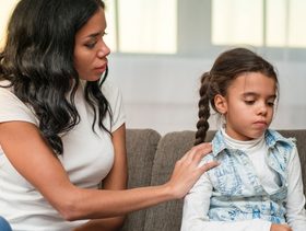 ٤ مواضيع إذا تحدّثتِ بها مع طفلك قد تترك أثرًا نفسيًا عميقًا!