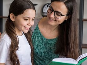 خبيرة تربوية تفاجئ الأمهات: التقدير الخاطئ يحوّل الطفل الذكي إلى خائف من الفشل!