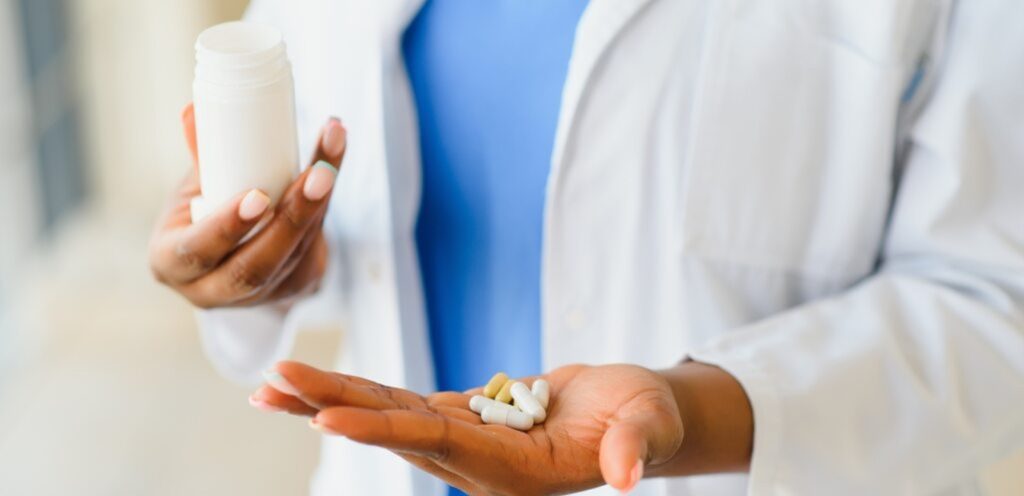 طبيبة تمسك حبوب من الدواء