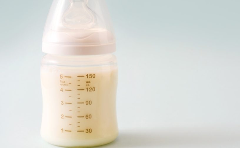 لون حليب الام