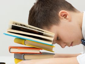 هل يعاني طفلك من تشتّت الذهن؟ قد يكون السبب أبسط مما تظنّين!