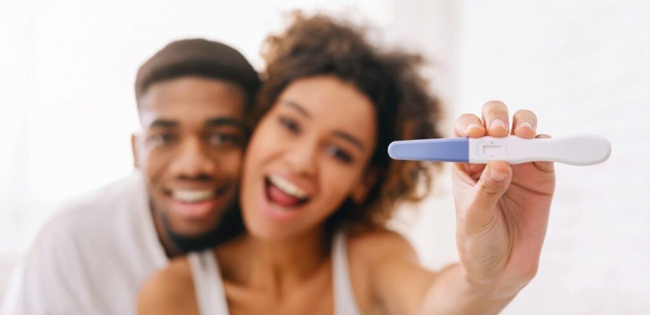 زوجان يمسكان اختبار حمل بسعادة
