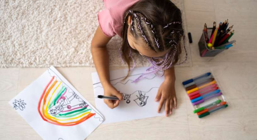 كيف يساعد الرسم الطفل على تحرير مشاعره المكبوتة؟